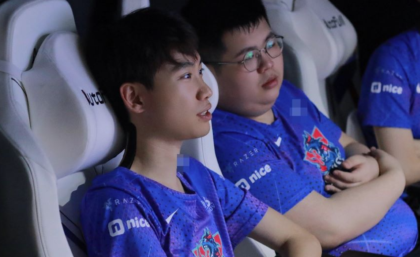 Doinb có thu nhập không tưởng dù nghỉ thi đấu, nhìn số giờ lên sóng chỉ biết “choáng” - Ảnh 1.