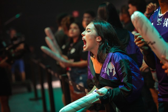 Khu vực nhỏ như CBLOL khán giả vô cùng cuồng nhiệt cũng từng khiến nhiều fan VCS chạnh lòng