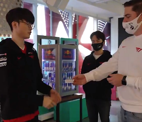 Vừa thi xong bằng lái xe, Faker đã được BMW tặng xế hộp tiền tỷ nhân dịp sinh nhật - Ảnh 2.