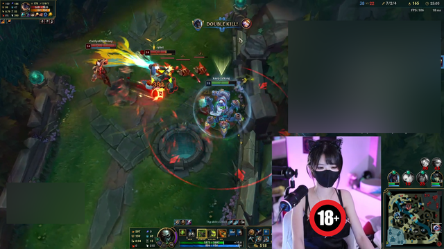 Nữ streamer thường xuyên vận trang phục gợi cảm lên sóng