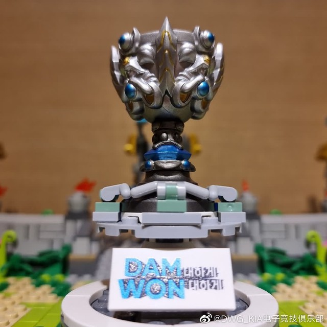 DWG KIA nhận được món quà vinh danh vô địch CKTG siêu cấp đáng yêu từ Riot Hàn - Ảnh 2.