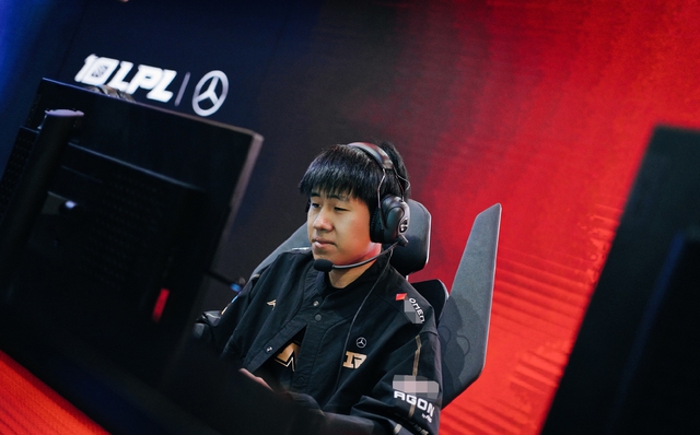 Phong độ của GALA quá trồi sụt không thể giúp RNG vực dậy - nguồn: Weibo