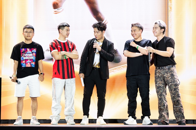 Rambo (áo AC Milan) và Vodka Quang (áo đen, thứ tư từ trái sang) chuẩn bị cho trận showmatch Rambo (áo AC Milan) và Vodka Quang (áo đen, thứ tư từ trái sang) chuẩn bị cho trận showmatch