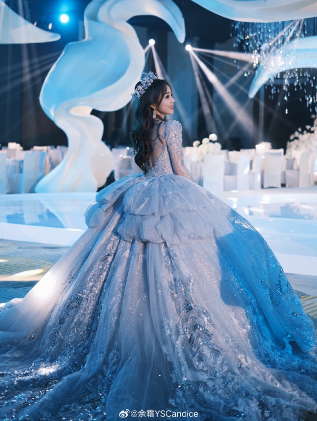 Nữ MC Candice đã chính thức thành vợ người ta hồi cuối tuần qua Nữ MC Candice đã chính thức thành vợ người ta hồi cuối tuần qua