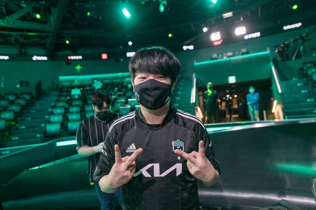 Khan lên tiếng thách thức G2 ngay khi vừa đoạt vé đi CKTG, gánh xiếc quốc dân ngay lập tức cà khịa lại cực gắt - Ảnh 1. Khan lên tiếng thách thức G2 ngay khi vừa đoạt vé đi CKTG, gánh xiếc quốc dân ngay lập tức cà khịa lại cực gắt - Ảnh 1.