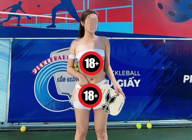 Các trang phục cắt xẻ rất táo bạo khiến nhiều người có ý kiến trái chiều Các trang phục cắt xẻ rất táo bạo khiến nhiều người có ý kiến trái chiều