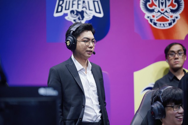 Trong vòng 6 tháng, HLV JackieWind đã thoát thua phút chót đến 2 lần - nguồn: Fanpage VCS