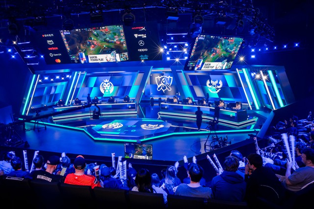 Tại các giải đấu như CKTG thì Riot luôn có một máy chủ đặc biệt để tuyển thủ tập luyện phiên bản áp dụng cho giải đấu trong khi Riot cập nhật phiên bản mới cho game