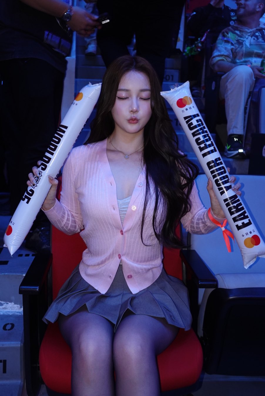 Nữ BLV cũng xuất hiện khán đài trận CKTG