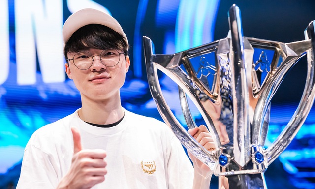 Faker cùng T1 vô địch CKTG trong mùa tệ nhất của DK đồng thời phá luôn kỷ lục "tuyển thủ lớn tuổi nhất vô địch CKTG" của Deft