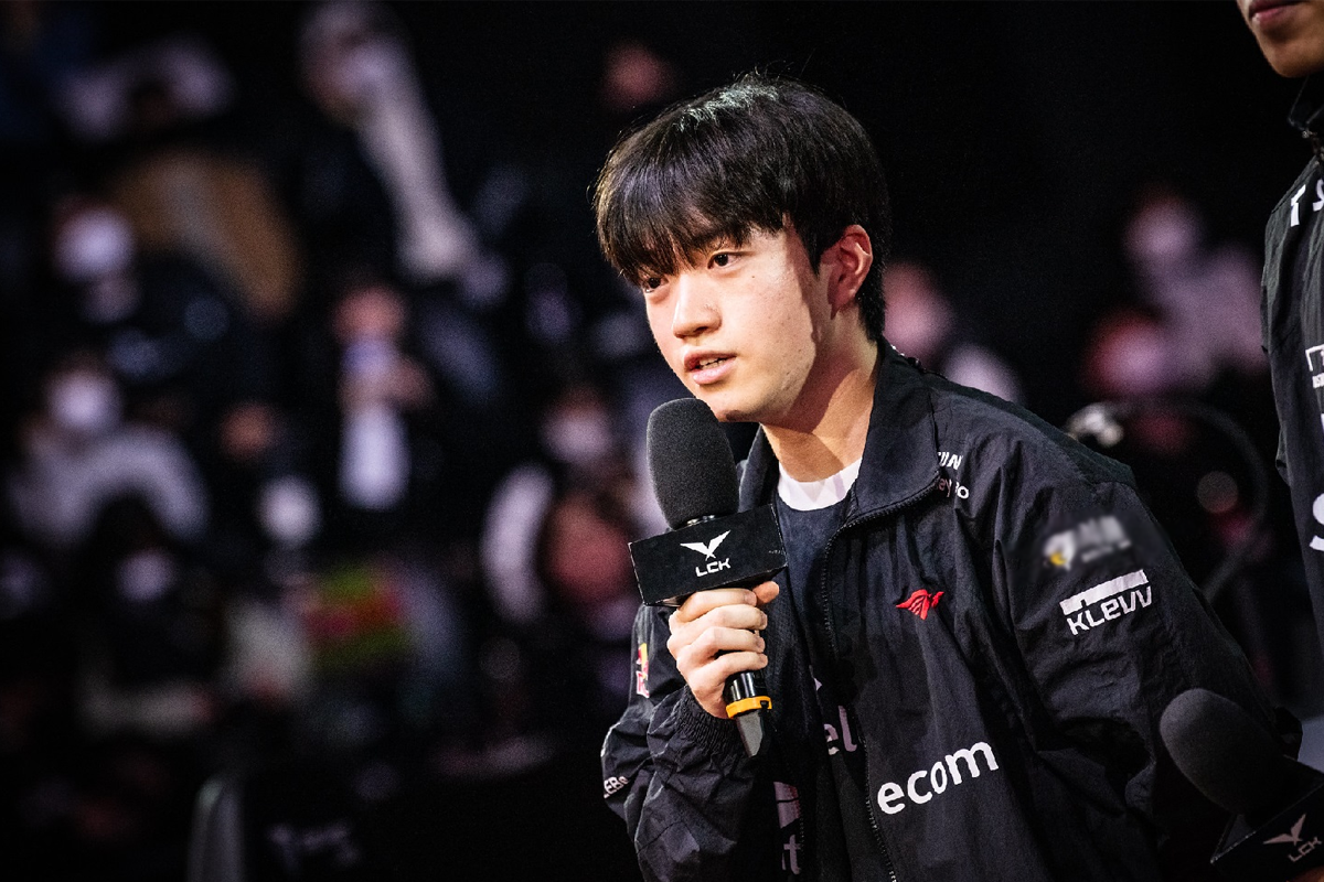 Keria bỗng nhiên có biểu hiện “cực lạ” trong ngày ra quân thắng lợi của T1 khiến người hâm mộ lo lắng - Ảnh 4.