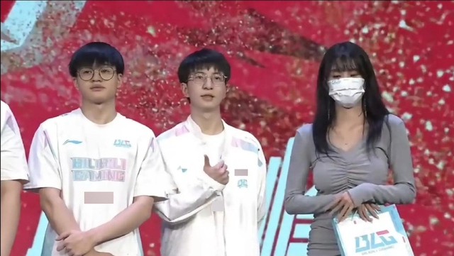 Fan nữ có vóc dáng vô cùng gợi cảm - nguồn: Weibo