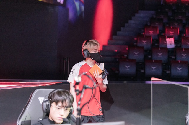 EDG dùng sức mạnh tình bạn báo thù cho T1 và SofM, HLV Moment tiết lộ họ nói chúng tôi giúp họ rất nhiều - Ảnh 5.