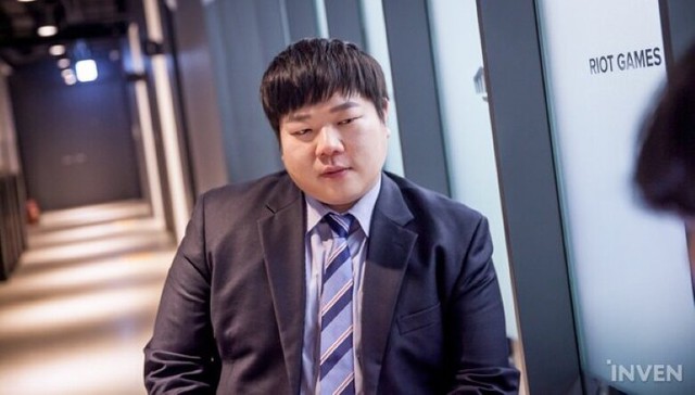 Sau HLV Daeny, đến lượt một HLV khác cũng từng chê trách Faker bị sa thải ngay khi mùa giải đang diễn ra - Ảnh 2.