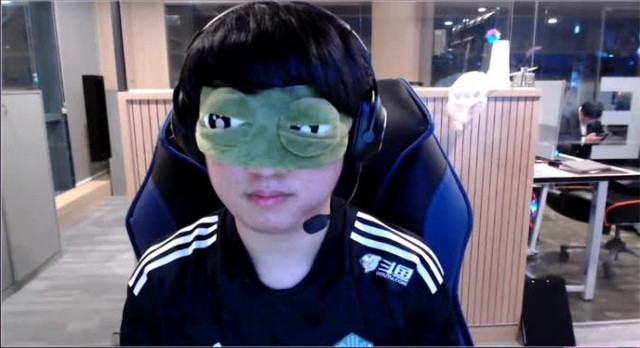 DWG KIA còn đang bất ổn, Khan vẫn khiến các fan cười ná thở vì màn vũ đạo sexy trên sóng trực tiếp - Ảnh 4.