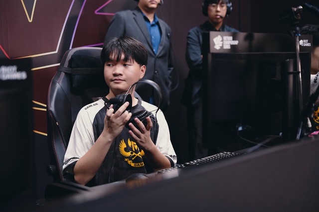 Đã quá quen môi trường không khán giả sẽ khiến các tuyển thủ như Emo dễ bị "ngộp"