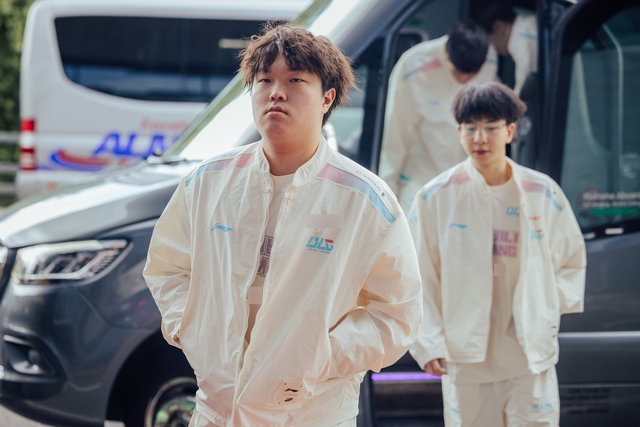 BLG đã giành chiến thắng trọn vẹn 3-0 trước C9 BLG đã giành chiến thắng trọn vẹn 3-0 trước C9