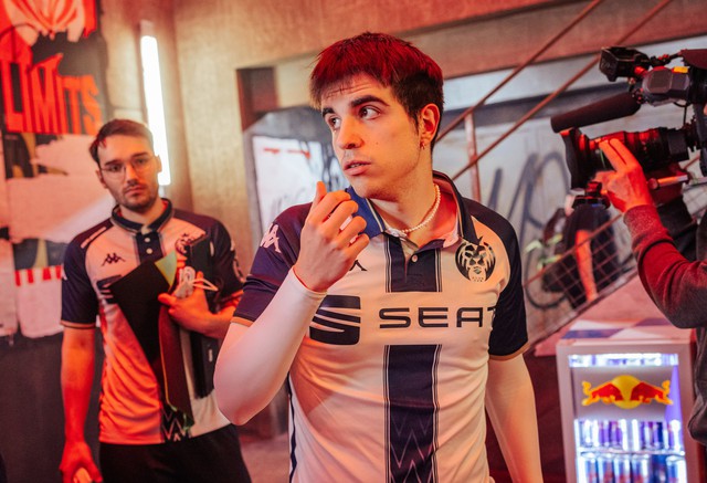 Elyoya (trước) và Hylissang là 2 tuyển thủ đã có những màn thể hiện rất tốt ở đầu ván 1 - nguồn: LoL Esports