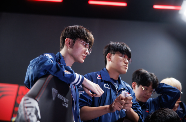 Ra quân thuận lợi ở MSI 2024, Faker và đàn em đồng loạt gửi “chiến thư” đanh thép tới một đối thủ "duyên nợ" - Ảnh 5.