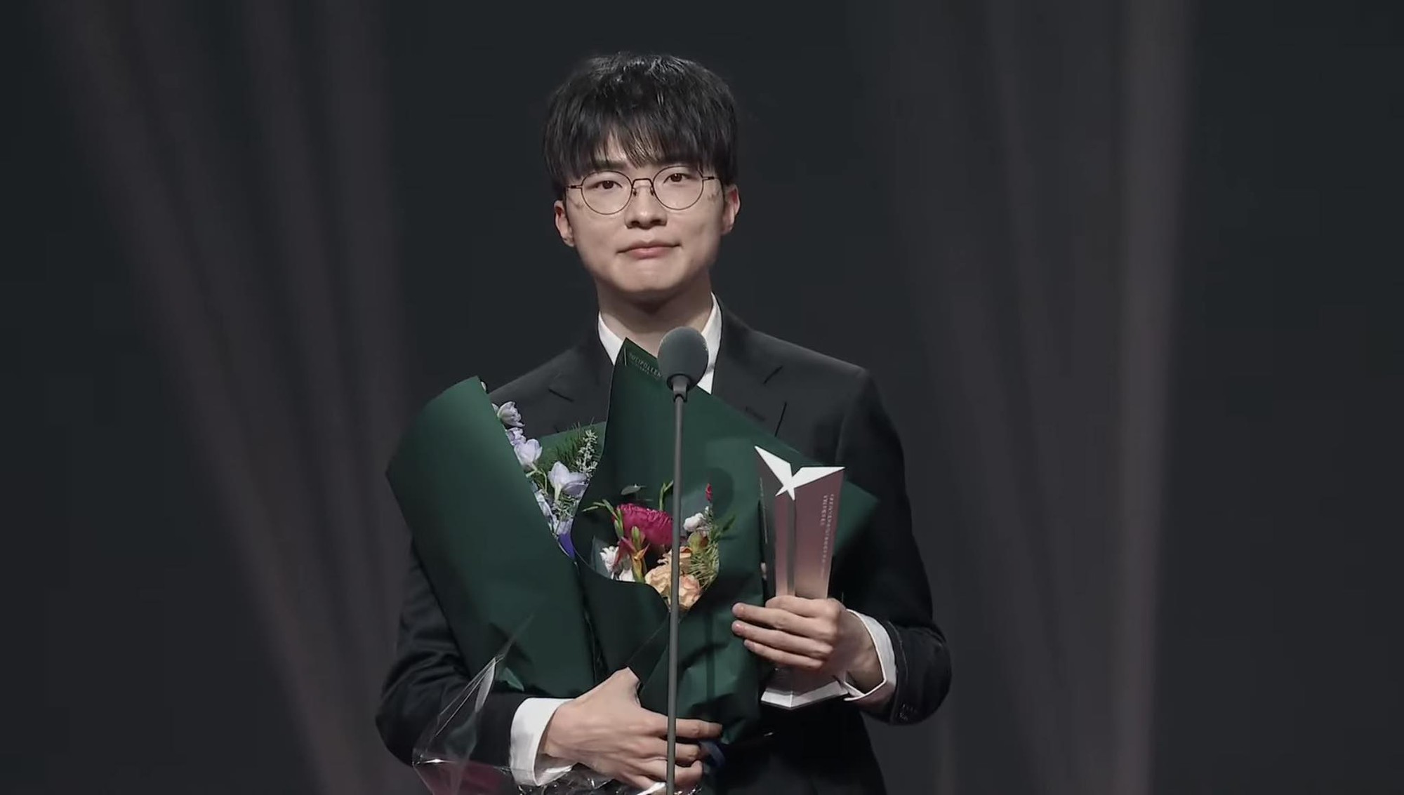 Giải thưởng của Faker tại LCK Awards 2025 khiến cộng đồng tranh cãi- Ảnh 1.