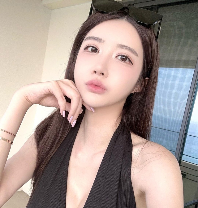 Nhan sắc không chê vào đâu được của hot girl