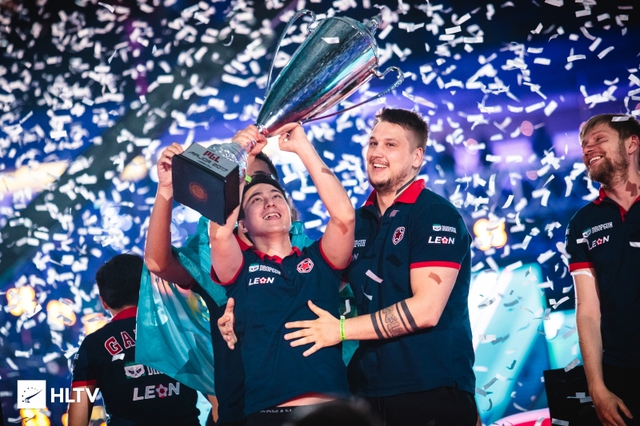 CS:GO - Bó tay với game show Đông Âu, thuê vũ công nhạy cảm làm tuyển thủ phân tâm không aim nổi - Ảnh 6. CS:GO - Bó tay với game show Đông Âu, thuê vũ công nhạy cảm làm tuyển thủ phân tâm không aim nổi - Ảnh 6.