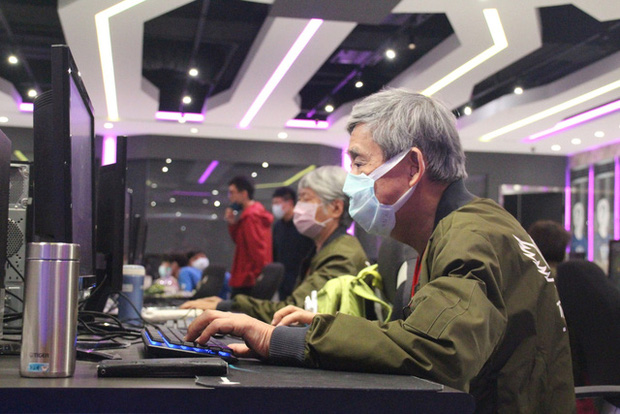 Bất ngờ xuất hiện smurf trong giải đấu LMHT U80, Faker tóc bạc 66 tuổi hủy diệt mọi đối thủ, cầm Xerath chơi 2 game giết 60 mạng - Ảnh 1.