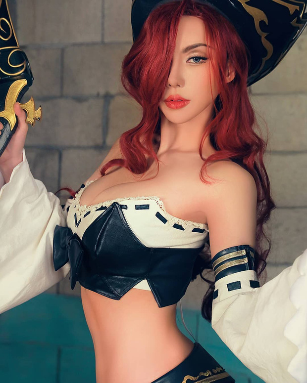 Chán làm ca sĩ thần tượng, hot girl chuyển qua cosplay LMHT, gây ấn tượng bởi đôi gò bồng đảo siêu to khổng lồ - Ảnh 3.