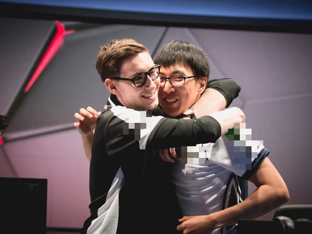 photo-1667912772832 photo-1667912772832