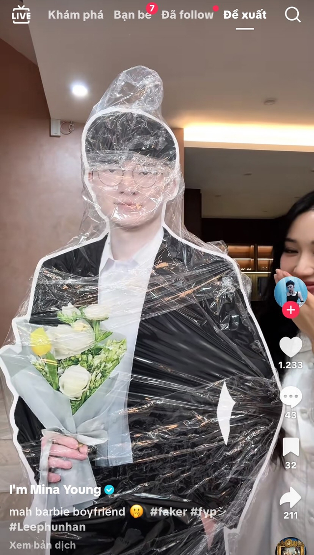 Cô tự ý in standee của Faker và còn ghép với thân thể của người khác Cô tự ý in standee của Faker và còn ghép với thân thể của người khác