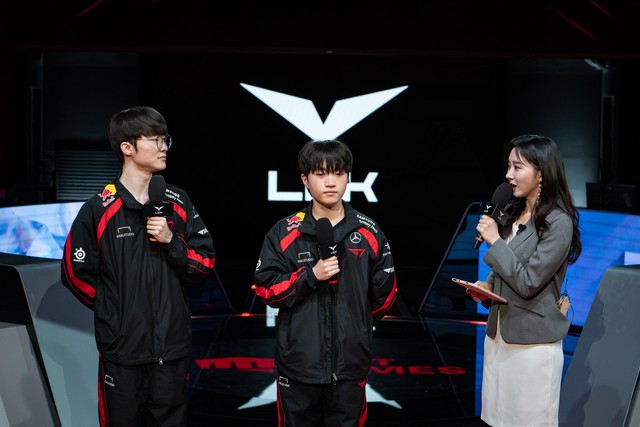 Sau pha giao tranh thì Keria khen ngợi đàn em