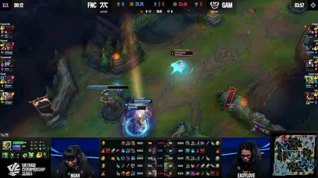 Không ai hiểu tại sao xung quanh không có đồng đội và đối phương có 2 tướng lao vào nhưng EasyLove lại lên cao như vậy