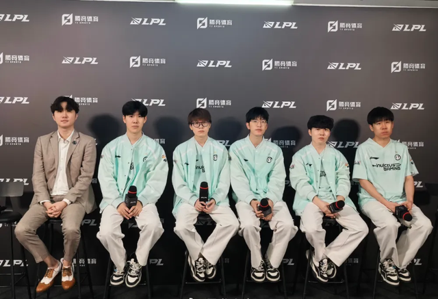 Cựu vương CKTG bị yêu cầu giải nghệ sau màn "feed không lối thoát"- Ảnh 3.