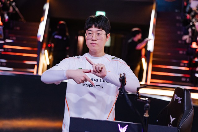 "Người cũ" Zeus ám chỉ T1 đã tự "phế" lối chơi mạnh nhất của mình- Ảnh 1.