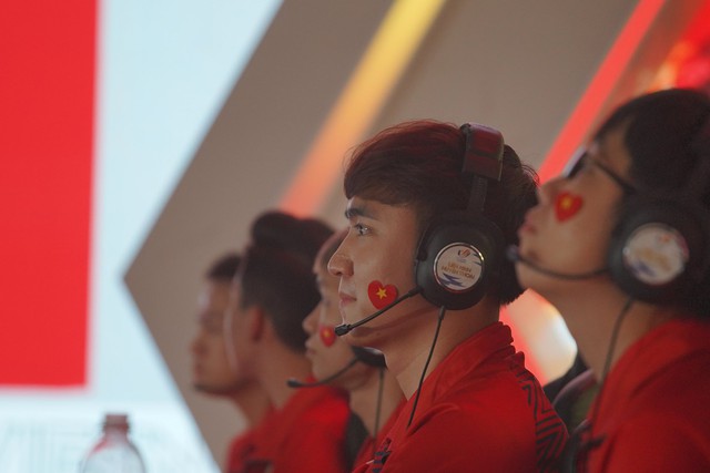 Xúc động hình ảnh Kati rơi nước mắt trong ngày cùng đội tuyển LMHT Việt Nam giành huy chương vàng SEA Games 31 - Ảnh 3.