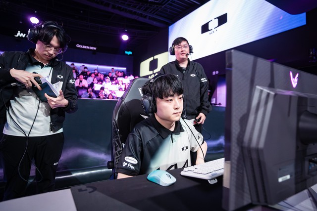 Thậm chí trận với T1 thì ShowMaker còn thua đường cả Faker - tuyển thủ vốn đã không còn quá quan trọng giai đoạn đi đường nữa