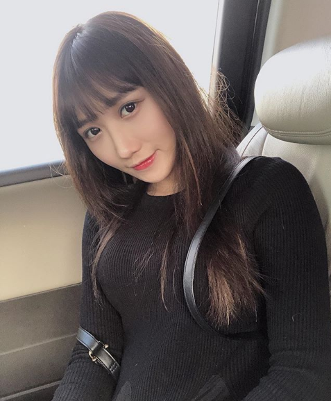 Đăng ảnh vu vơ rồi đánh đố fan Vùng trắng trắng tròn tròn kia là ngực hay đầu gối, cô nàng streamer LMHT xinh đẹp tăng view chóng mặt chỉ sau một đêm - Ảnh 5. Đăng ảnh vu vơ rồi đánh đố fan Vùng trắng trắng tròn tròn kia là ngực hay đầu gối, cô nàng streamer LMHT xinh đẹp tăng view chóng mặt chỉ sau một đêm - Ảnh 5.