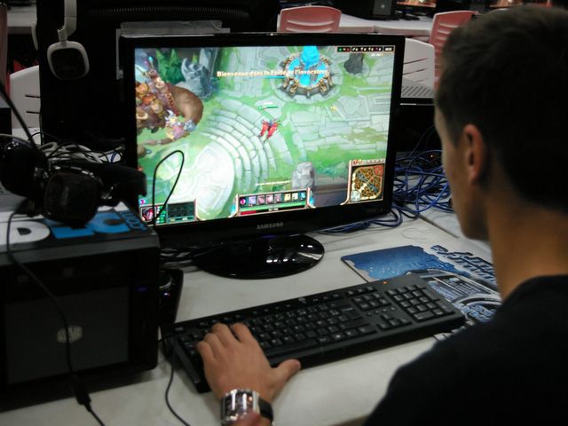 Xu hướng mới mùa dịch: Mở dịch vụ cho thuê PC, PS4 tận nhà, rẻ nhất 10.000 VND/ngày là đủ chiến mượt LMHT - Ảnh 5. Xu hướng mới mùa dịch: Mở dịch vụ cho thuê PC, PS4 tận nhà, rẻ nhất 10.000 VND/ngày là đủ chiến mượt LMHT - Ảnh 5.