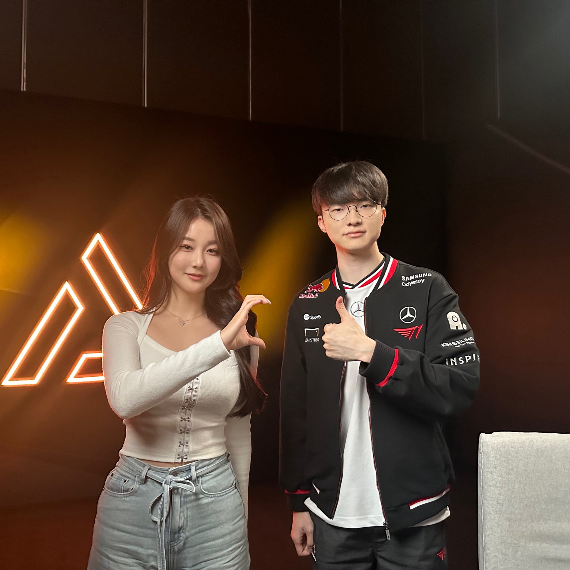 Nữ MC Kitty trong thời gian tác nghiệp tại EWC 2025 cũng đã tranh thủ checkin được cùng thần tượng Faker của mìn