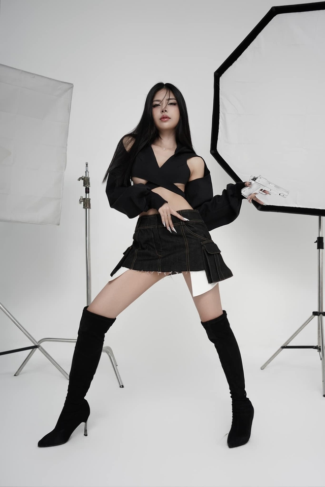 Nữ MC cũng có những pha tạo dáng "độc lạ"