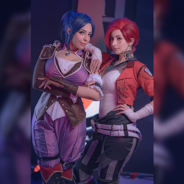 Cô nàng và bạn cosplay thành Vi - Caitlyn