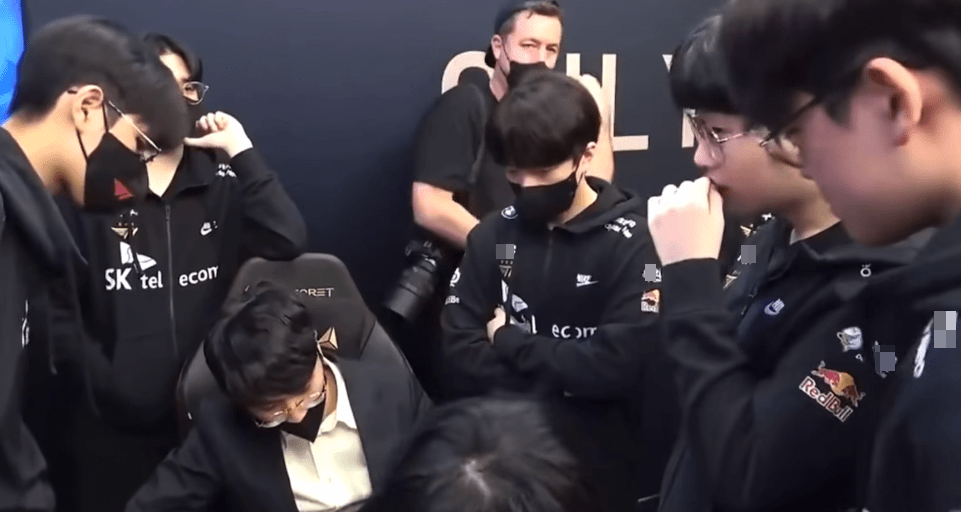 HLV Bengi tỏ ra không hài lòng với các học trò trong trận gặp RNG