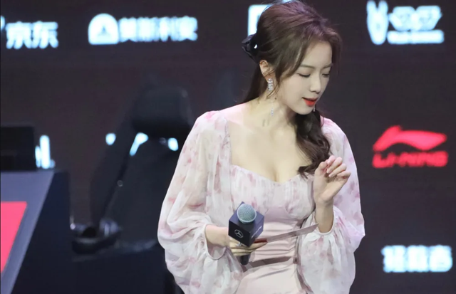 Bộ cánh khoe khéo sự gợi cảm của nữ MC nhưng không hề phản cảm - nguồn: Sohu