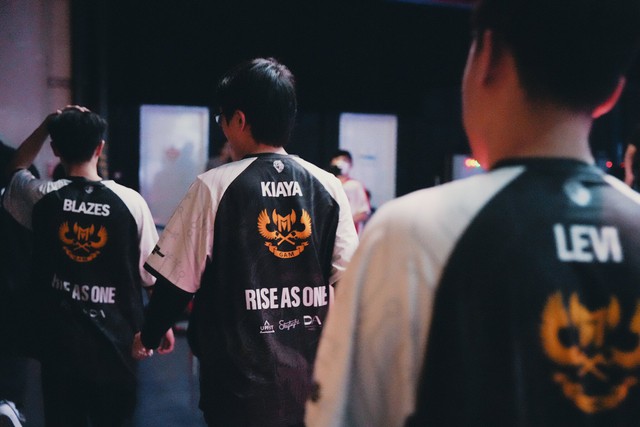 Khán giả hồi hộp theo dõi diễn biến của nghi án tiêu cực của VCS và chờ đợi xem ai sẽ nằm lại trong danh sách sau cùng