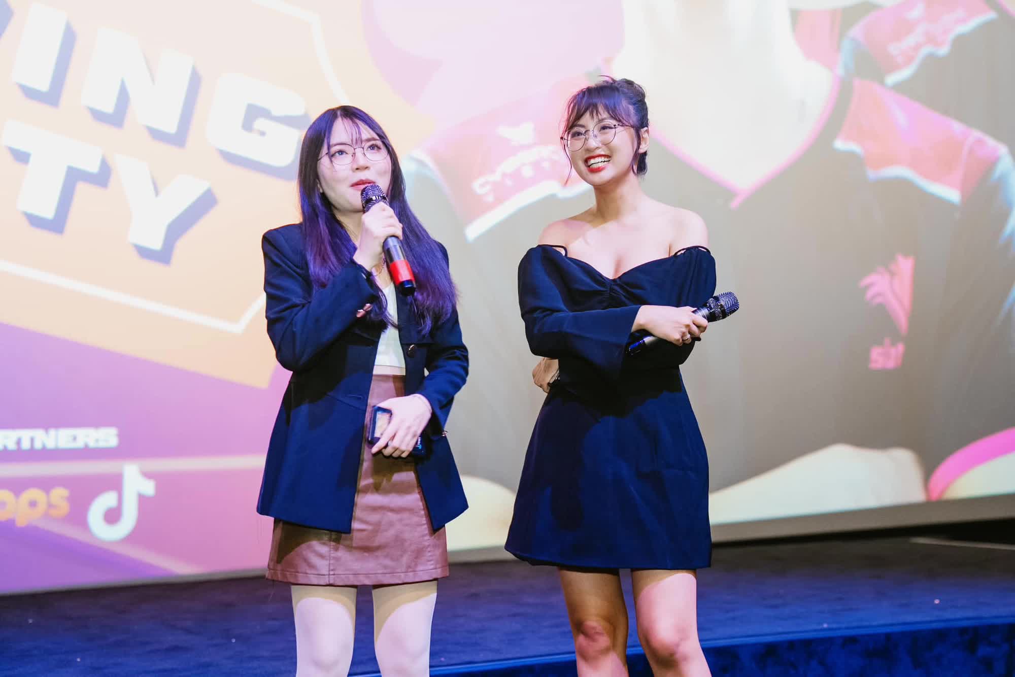 Cặp nữ MC Remind (trái) và Minh Nghi tại buổi Viewing Party - nguồn: GAM Esports