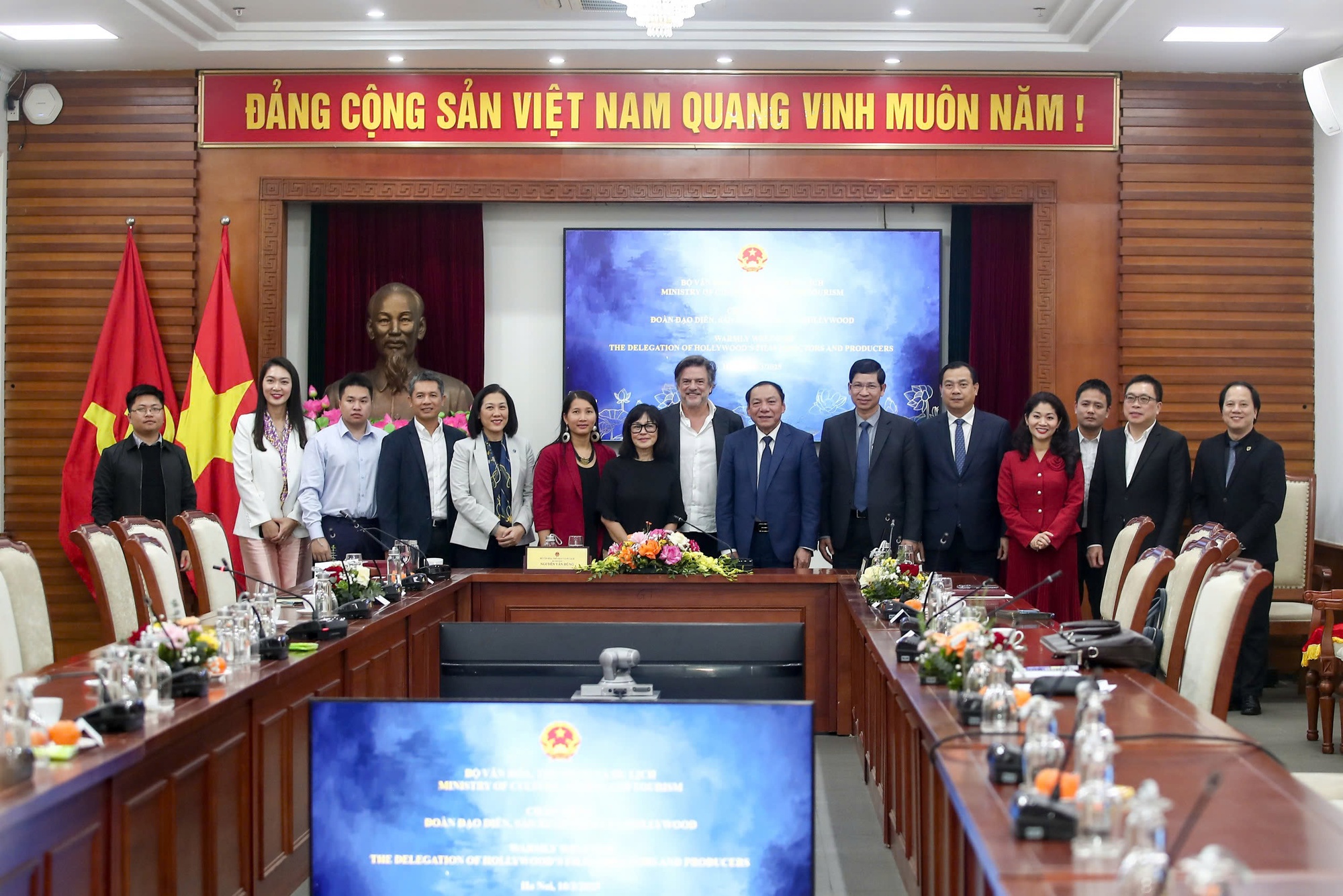 Bộ trưởng Nguyễn Văn Hùng làm việc với Giám đốc Sản xuất toàn cầu - Riot Studios về hợp tác làm phim ở Việt Nam- Ảnh 7. Bộ trưởng Nguyễn Văn Hùng làm việc với Giám đốc Sản xuất toàn cầu - Riot Studios về hợp tác làm phim ở Việt Nam- Ảnh 7.