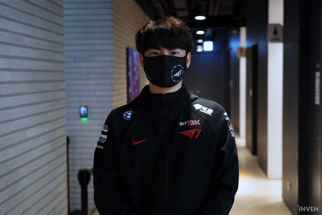 Chỉ đưa ra một mệnh lệnh đơn giản, HLV tạm quyền của T1 đã khiến các học trò hừng hực khí thế, khác hẳn thời Daeny - Ảnh 4.