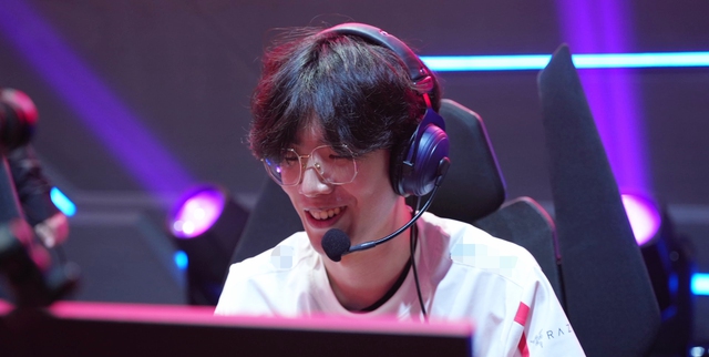 TheShy thi đấu không thực sự quá nổi bật trừ tình huống giao tranh cuối ván 3 - nguồn: Weibo