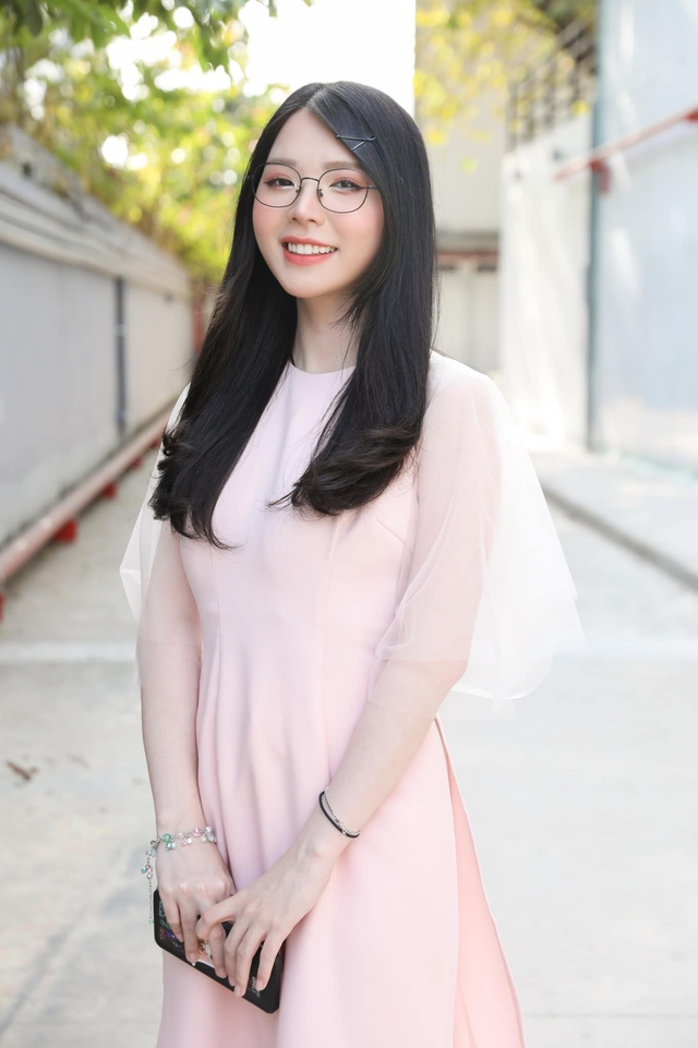 Nữ MC diện áo dài cực xinh - nguồn: Facebook NV