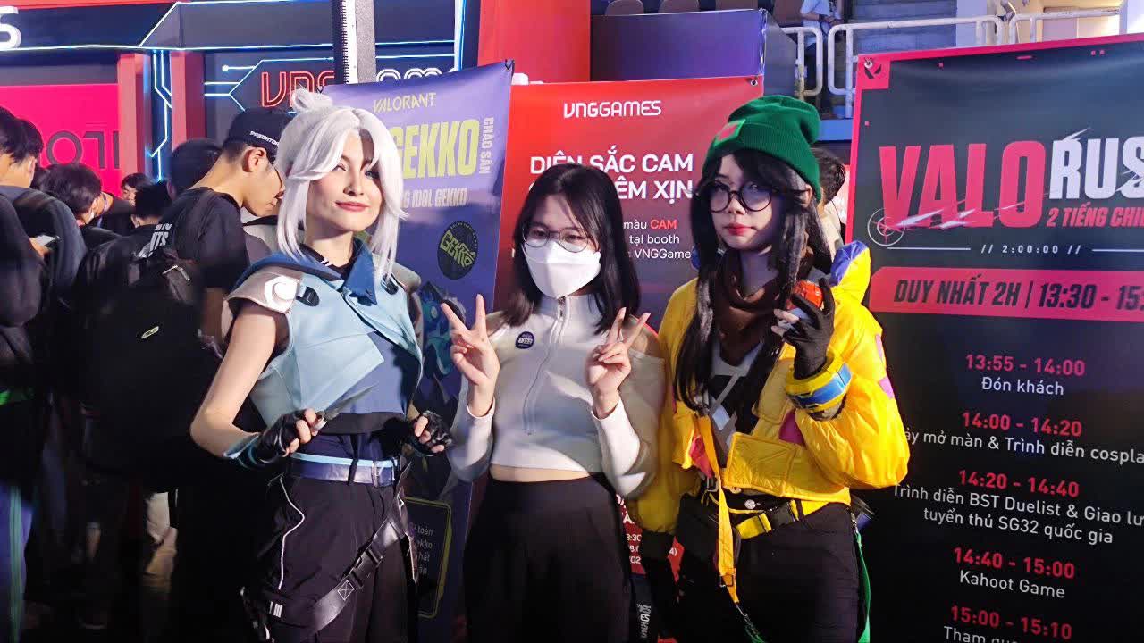 Checkin cùng cosplayer nhân vật Jett (trái) và Killjoy (phải) - nguồn: VNGGames